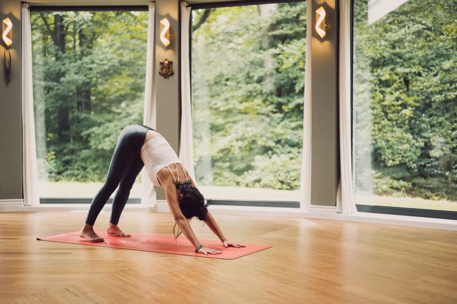 Frau beim Yoga.