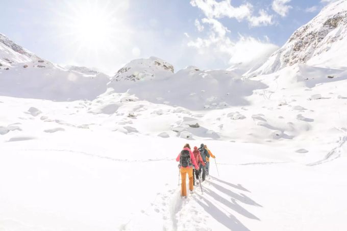 Mit den Schneeschuhen auf dem Weg zum Gletscher. Morteratsch Schneeschue