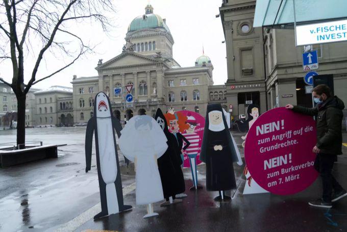 Aktion von Operation Libero zum Burka-Verbot, 28. Januar 2021 auf dem Bärenplatz in Bern. Operation Libero Burka-Verbot.
