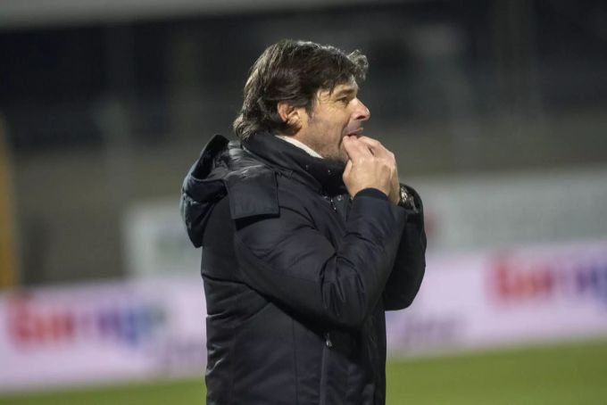 Ciriaco Sforza, Trainer des FC Basel, gibt seiner Mannschaft Anweisungen während des Spiels. Ciriaco Sforza FC Basel