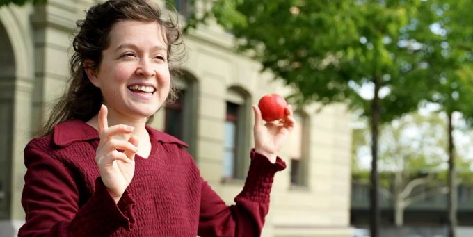 Auf einer Stadttour von StattLand. Tourguide mit Apfel