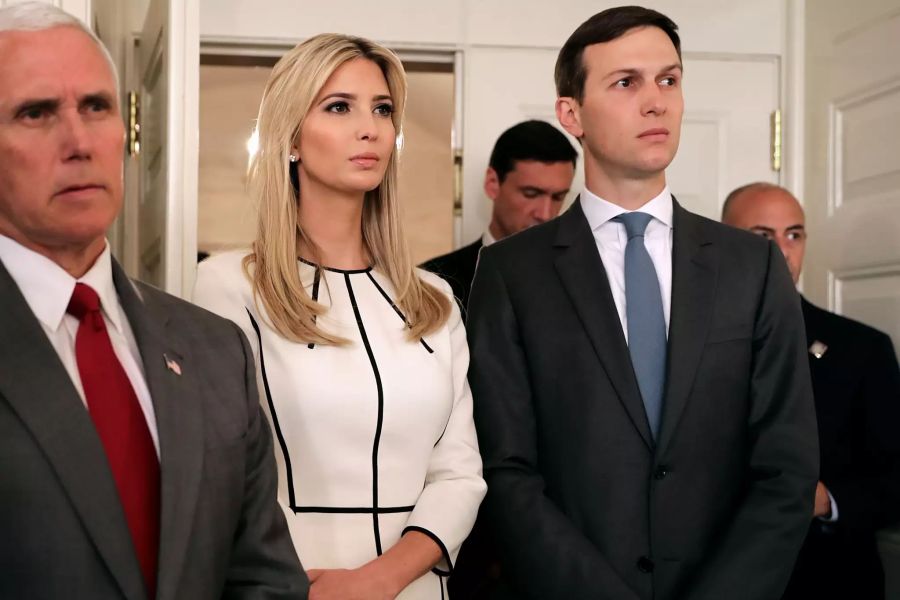 Ivanka Trump und ihr Ehemann Jared Kushner, hier neben Ex-Vizepräsident Mike Pence (l.).