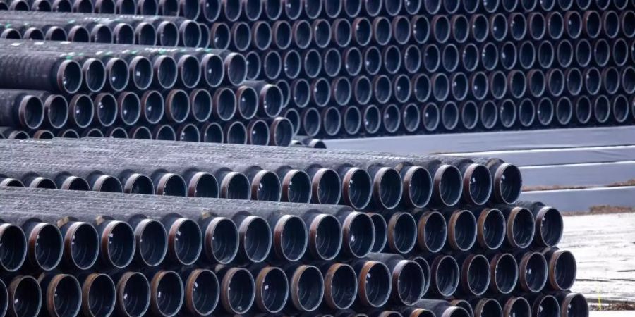 Rohre für den Bau der Erdgaspipeline Nord Stream 2 werden im Hafen Mukran auf der Insel Rügen gelagert. Foto: Jens Büttner/dpa-Zentralbild/dpa
