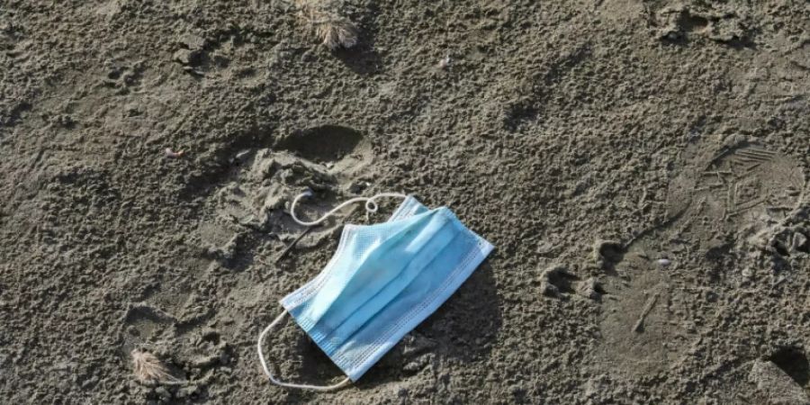 Atemschutmaske am Strand von Larnaca in Zypern