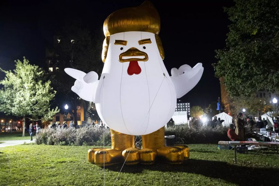 Ein aufblasbares «Trump Chicken» steht ebenfalls in der Nähe des US-Regierungssitzes.