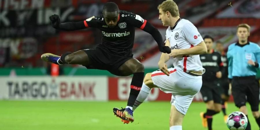 Moussa Diaby von Bayer Leverkusen (l) und Martin Hinteregger von Eintracht Frankfurt (r) kämpfen um den Ball. Foto: Ina Fassbender/AFP-Pool/dpa