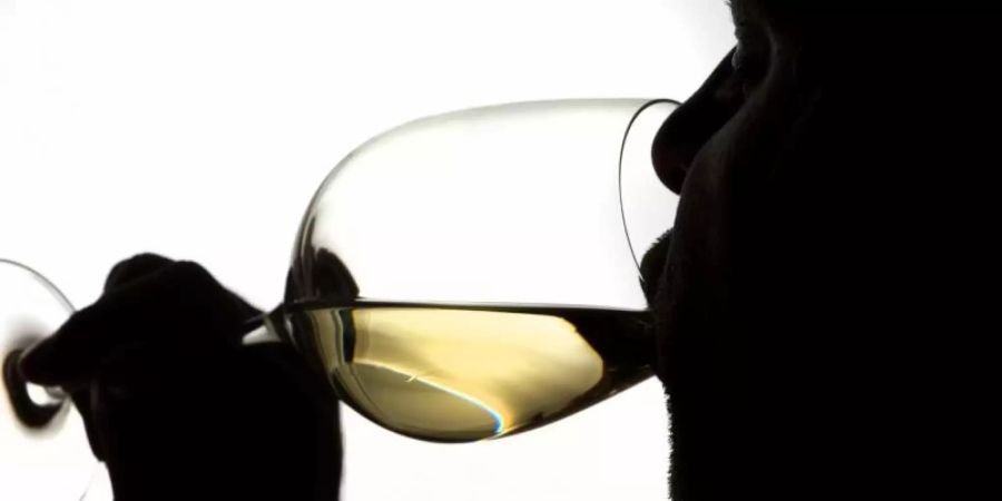 Einer Umfrage zufolge trinken Erwachsene aktuell Alkohol häufiger zur Beruhigung als noch vor gut zwei Jahren. Foto: Franziska Gabbert/dpa-tmn