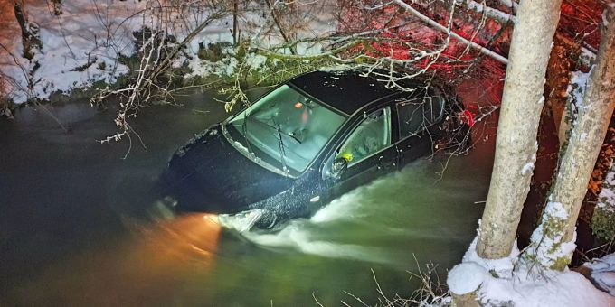Durch die vereiste Fahrbahn kam es zu drei Verkehrsunfällen, wobei zwei Personen leicht verletzt wurden.