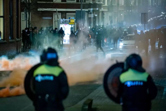 Vorwiegend junge Menschen, die sogenannte «Generation Corona», liefern sich am Montagabend Scharmützel mit der Polizei in Rotterdam. Ausschreitungen Rotterdam