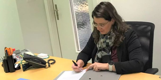 Jeanine Glarner, seit Anfang 2021 Gemeindeammann Möriken-Wildegg, bei der Unterzeichnung von Gemeinderats-Beschlüssen. Jeanine Glarner, Gemeindeammann Möriken-Wildegg