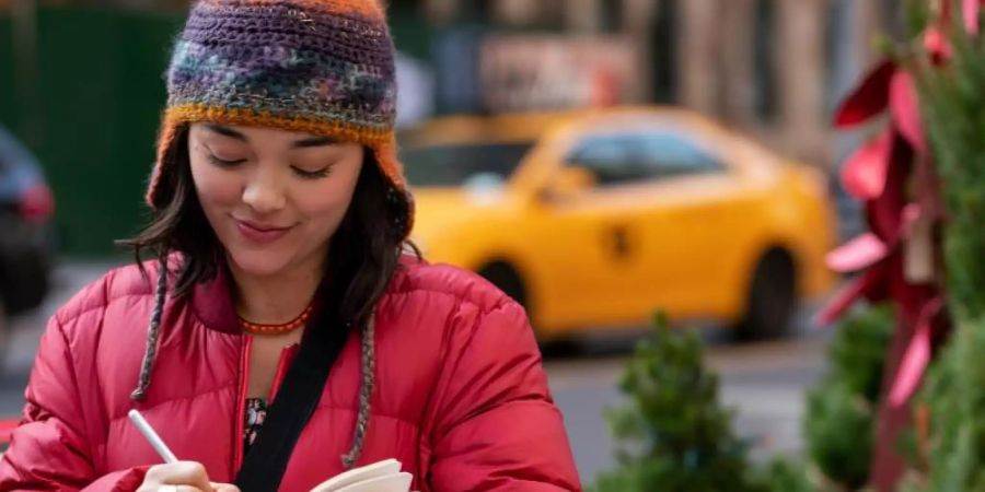 Lily (Midori Francis) kommt durch ihr rotes Notizbuch mit Dash in Kontakt. Foto: Alison Cohen Rosa/Netflix/dpa