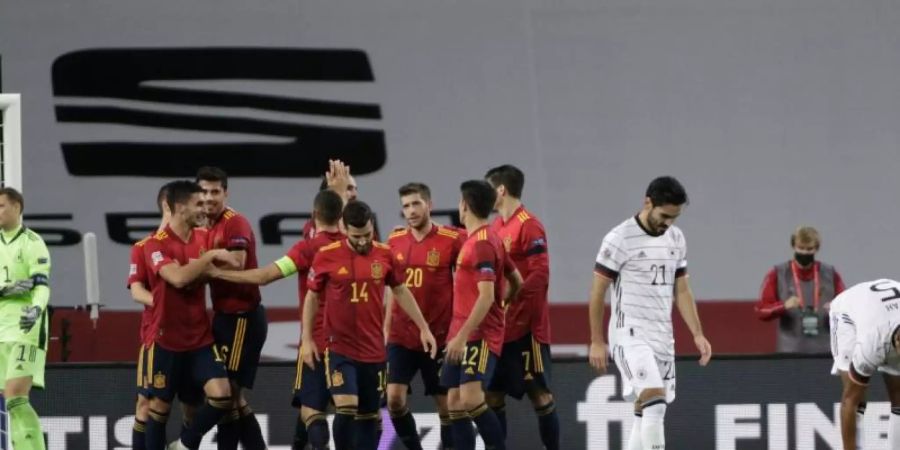 Enttäuschung bei Neuer und Co., Jubel bei Spanien: 6:0 fertigte der Gastgeber das DFB-Team ab. Foto: Daniel Gonzales Acuna/dpa