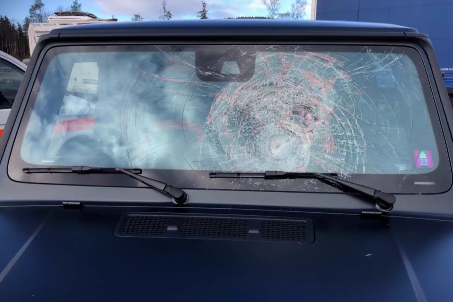 In Wil SG ist auf der Autobahn A1 eine unzureichend gesicherte Ladung in die Frontscheibe eines Autos geflogen. Fahrer und Beifahrer blieben unverletzt.