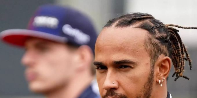 Will mit seinem sechsten Sieg in Austin wieder an Max Verstappen (hinten) vorbeiziehen: Lewis Hamilton. Foto: Tim Goode/PA Wire/dpa Will mit seinem sechsten Sieg in Austin wieder an Max Verstappen (hinten) vorbeiziehen: Lewis Hamilton. Foto: Tim Goode/PA Wire/dpa