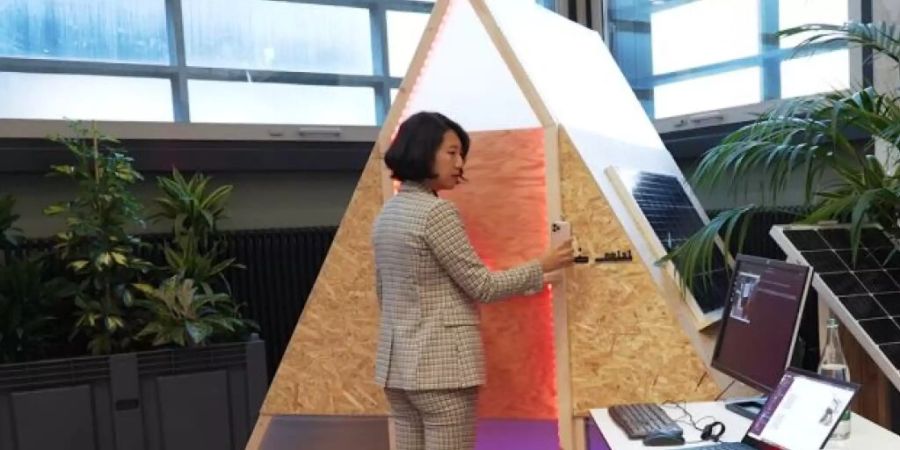 ETH-Doktorandin Hongyang Wang mit ihrem Prototyp «no1s1» im Student Project House Campus Zentrum. Das Haus hat keinen menschlichen Besitzer und verwaltet sich selbst. Administrative Kosten und Profit entfallen (ETH Zürich).