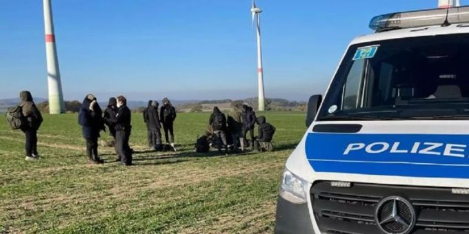 Flüchtlinge auf einem Feld in der Nähe der Autobahn 4 (Görlitz-Dresden), nachdem sie aus einem Transporter gestiegen sind. Foto: Danilo Dittrich/dpa-Zentralbild/dpa Flüchtlinge auf einem Feld in der Nähe der Autobahn 4 (Görlitz-Dresden), nachdem sie aus einem Transporter gestiegen sind. Foto: Danilo Dittrich/dpa-Zentralbild/dpa