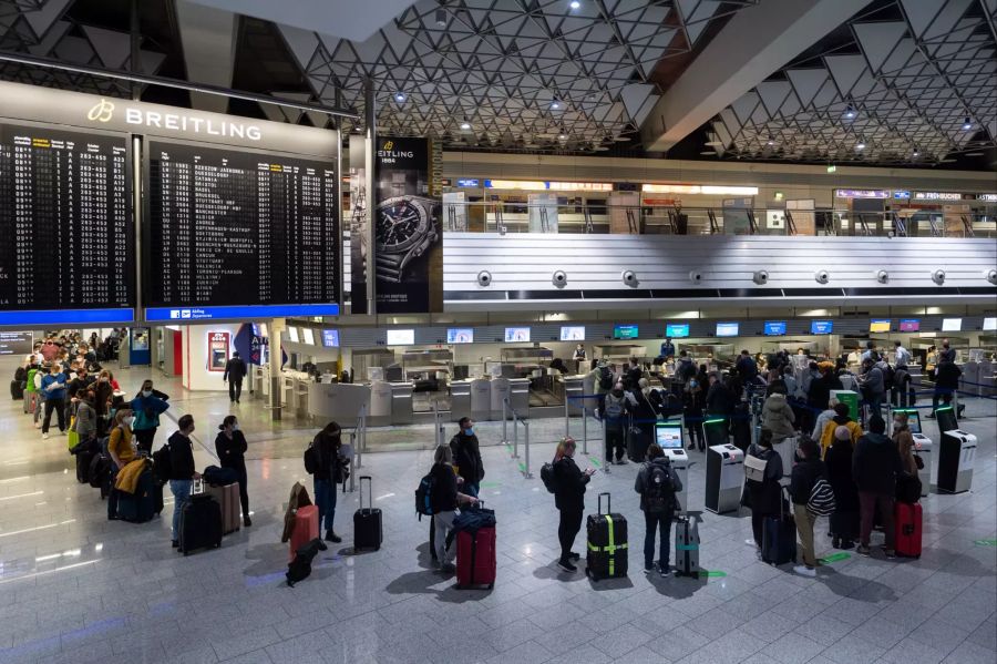 Passagiere stehen auf dem Flughafen Frankfurt (D) am Check-In von Singapore Airlines für einen Flug nach New York an. Ab dem 8. November sind Flüge mit geimpften EU-Bürgern in die USA wieder erlaubt.