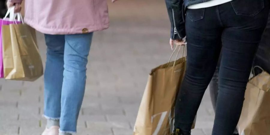 Passanten gehen in der Innenstadt einkaufen. Der Handelsverband Nord informiert über den Handel im Jahr 2021 und zu Erwartungen zum Weihnachtsgeschäft. Foto: Marcus Brandt/dpa