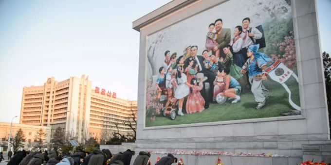 Ehrbezeugung vor einem Mosaik der Kim-Familie Ehrbezeugung vor einem Mosaik der Kim-Familie