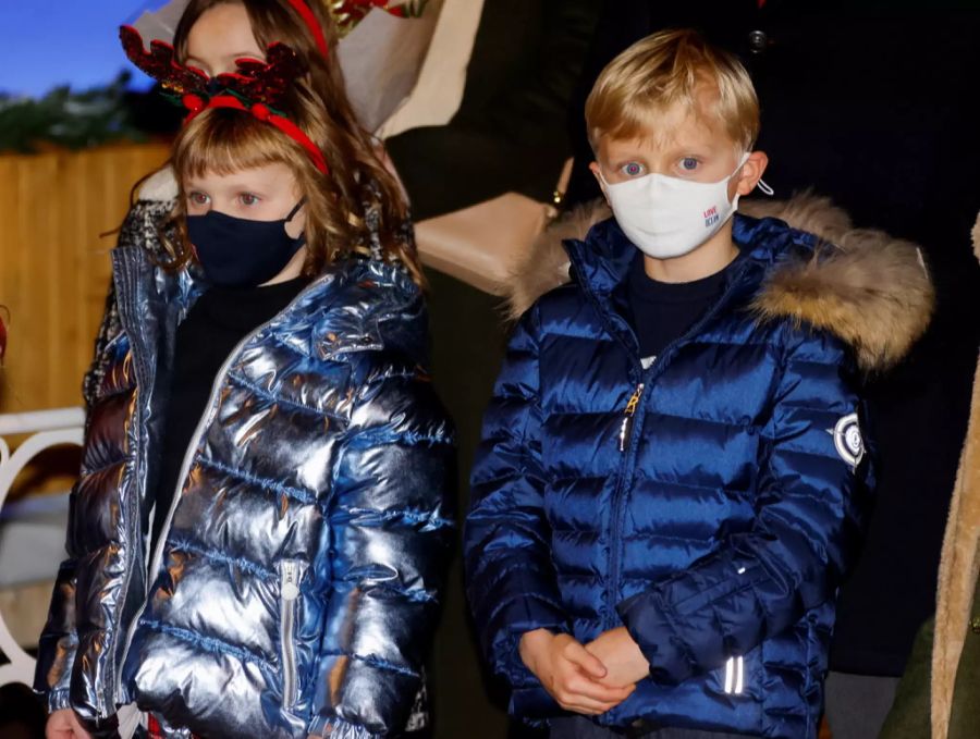 Gabriella und Jacques auf einem Weihnachtsmarkt.