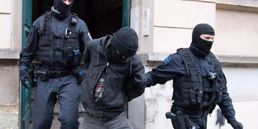 Morddrohungen gegen Kretschmer - Razzia in Dresden