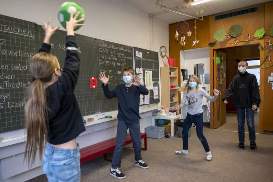 Primarschüler einer sechsten Klasse tragen im Unterricht Gesichtsmasken im Schulhaus Neuallschwil in Allschwil, am Donnerstag, 21. Januar 2021.