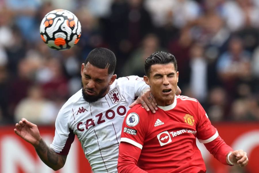 Douglas Costa im Duell mit Cristiano Ronaldo.