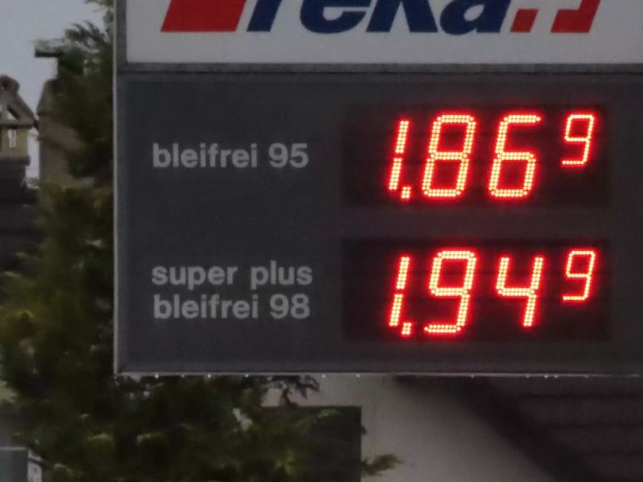 Der Benzinpreis in der Schweiz ist seit Jahresbeginn um mehr als 40 Rappen pro Liter gestiegen.