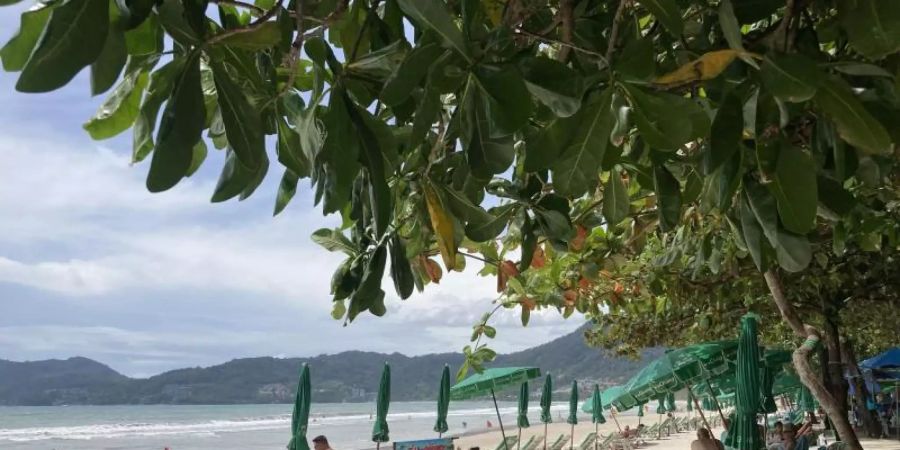 Am Patong Beach in Phuket ist noch reichlich Platz. Foto: Carola Frentzen/dpa
