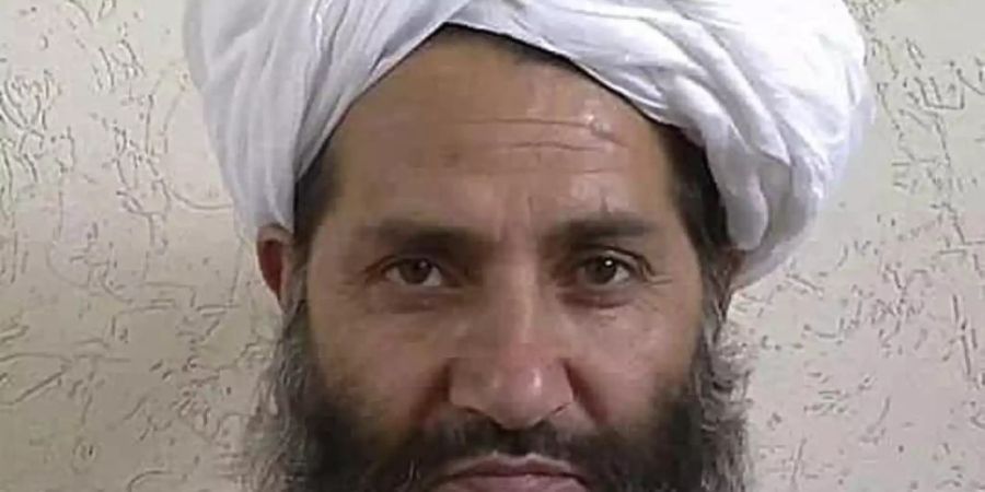 Auf diesem undatierten, 2016 veröffentlichten, Foto posiert der Führer der afghanischen Taliban Haibatullah Achundsada für ein Porträt. Foto: Afghan Islamic Press/AP/dpa