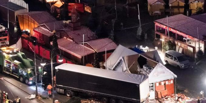 Eine Schneise der Verwüstung auf dem Weihnachtsmarkt am Breitscheidplatz in Berlin im Dezember 2016. Foto: Bernd von Jutrczenka/dpa Eine Schneise der Verwüstung auf dem Weihnachtsmarkt am Breitscheidplatz in Berlin im Dezember 2016. Foto: Bernd von Jutrczenka/dpa