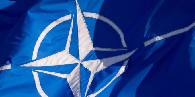 Eine Flagge der Nato weht in Brüssel. nato