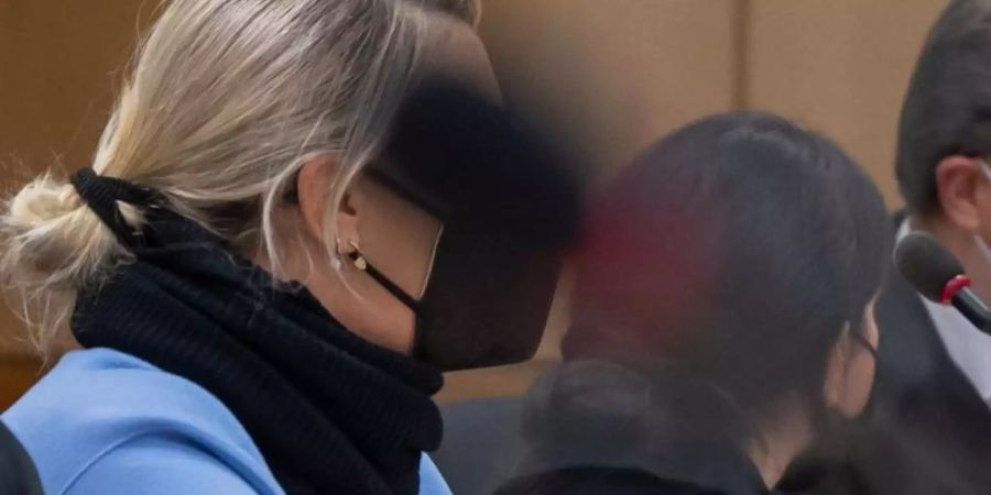 Die Angeklagten Polizistinnen im Gerichtssaal. Foto: Bernd Thissen/dpa