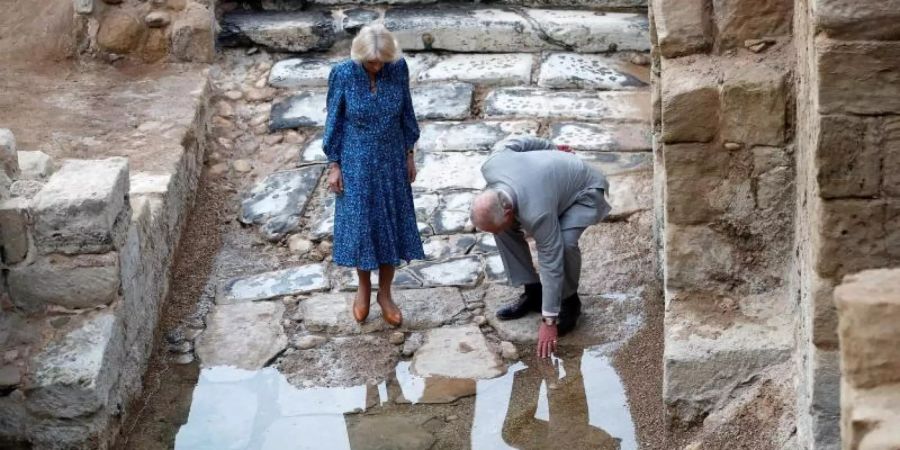 Charles und Camilla besuchen den Elias-Hügel und die Taufstelle Jesu Christi. Foto: Peter Nicholls/PA Wire/dpa