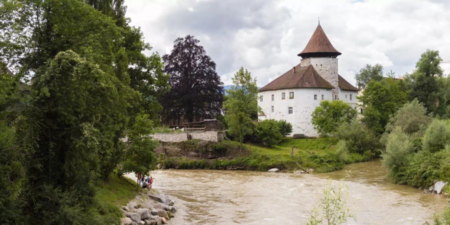 Das Schloss Zwingen an der Birs während des Hochwassers im Sommer 2021.