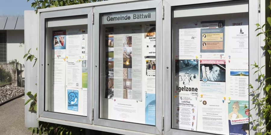 Infotafel bei der Gemeindeverwaltung in Bättwil.