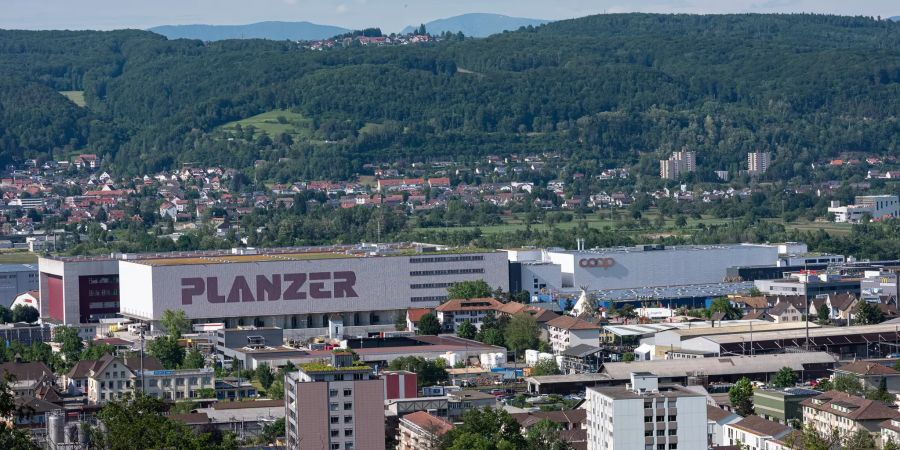 Blick auf Industriequartier Pratteln mit Planzer und Coop.