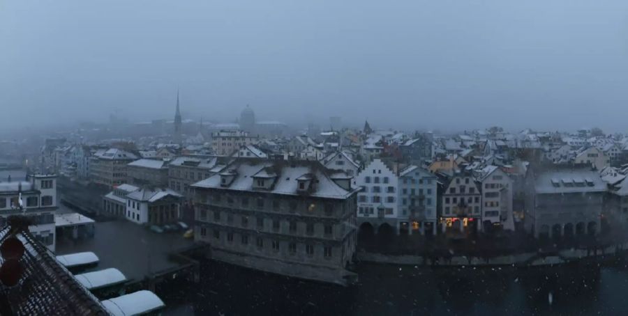 In Zürich bleibt der Schnee auf den Dächern hängen.