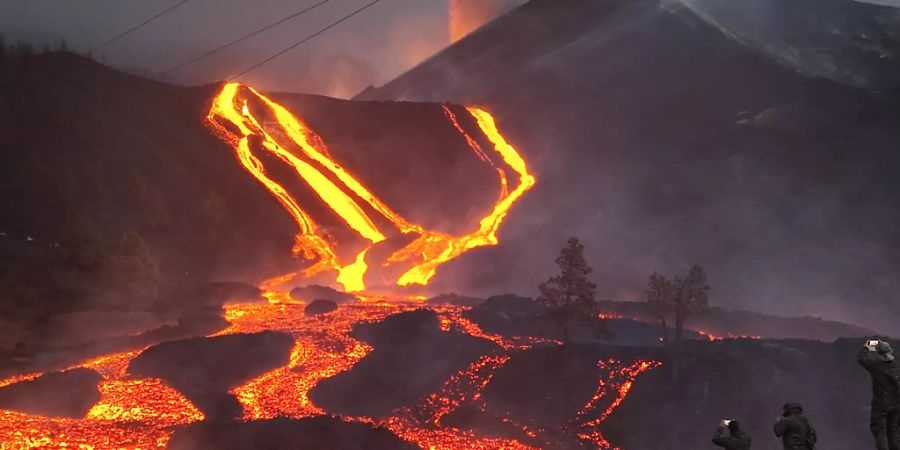 ARCHIV - Der Vulkan ist am 19. September auf La Palma ausgebrochen und ist noch immer aktiv. Foto: Emilio Morenatti/AP/dpa