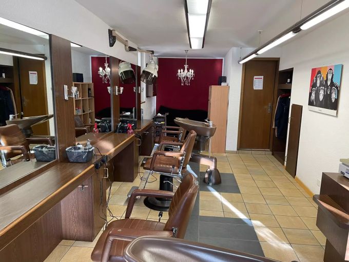 Der Herren-Salon ist in dunklen Farbtönen gehalten und befindet sich im Erdgeschoss. Coiffure Activ Allschwil