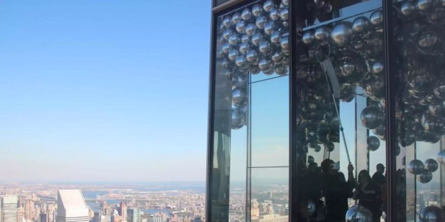 Blick von der neu eröffneten Aussichtsplattform, die auf drei Stockwerken einen Panorama-Blick über die Metropole bietet. Foto: Christina Horsten/dpa