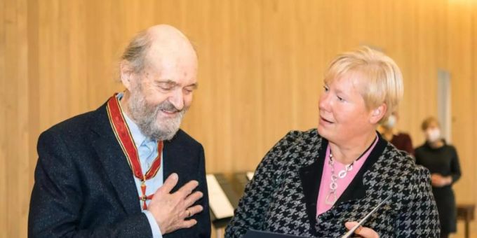 Christiane Hohmann überreicht Arvo Pärt die Auszeichnung. Foto: Birgit Puve/Arvo Pärt Centre /dpa Christiane Hohmann überreicht Arvo Pärt die Auszeichnung. Foto: Birgit Puve/Arvo Pärt Centre /dpa