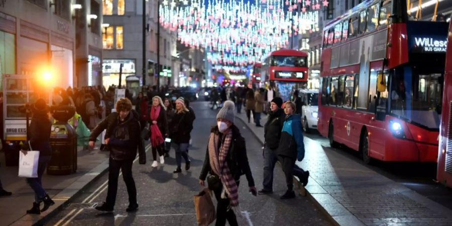 Londoner erledigen Weihnachtseinkäufe