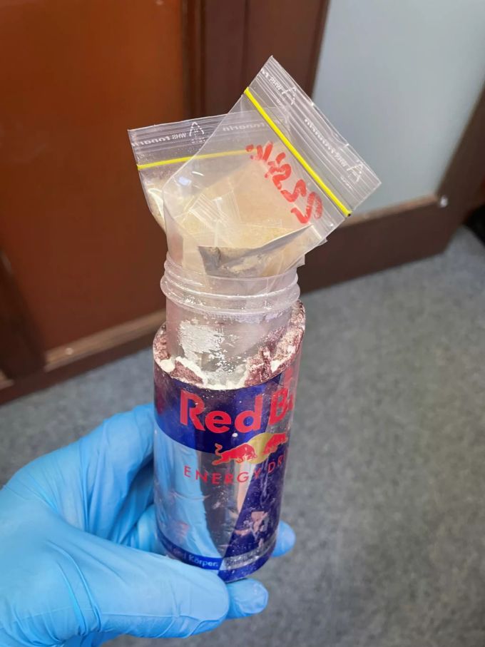 Das Heroin wurde in einer Getränkedose versteckt. heroin