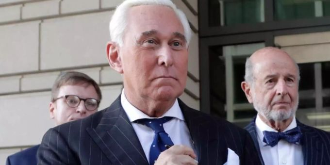 Roger Stone (M) war 2020 unter anderem wegen Falschaussagen und Behinderung der Justiz zu einer Gefängnisstrafe von mehr als drei Jahren verurteilt worden (Archivbild). Foto: Julio Cortez/AP/dpa Roger Stone (M) war 2020 unter anderem wegen Falschaussagen und Behinderung der Justiz zu einer Gefängnisstrafe von mehr als drei Jahren verurteilt worden (Archivbild). Foto: Julio Cortez/AP/dpa