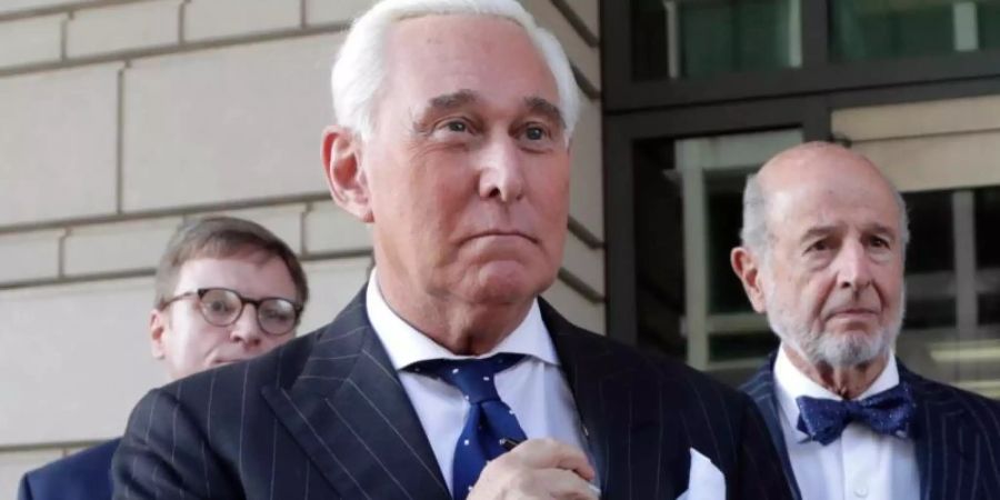 Roger Stone (M) war 2020 unter anderem wegen Falschaussagen und Behinderung der Justiz zu einer Gefängnisstrafe von mehr als drei Jahren verurteilt worden (Archivbild). Foto: Julio Cortez/AP/dpa