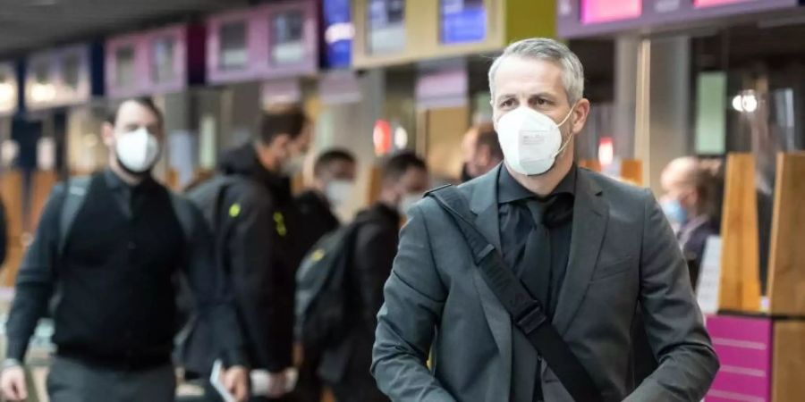 Dortmunds Trainer Marco Rose vor dem Abflug nach Lissabon. Foto: Bernd Thissen/dpa