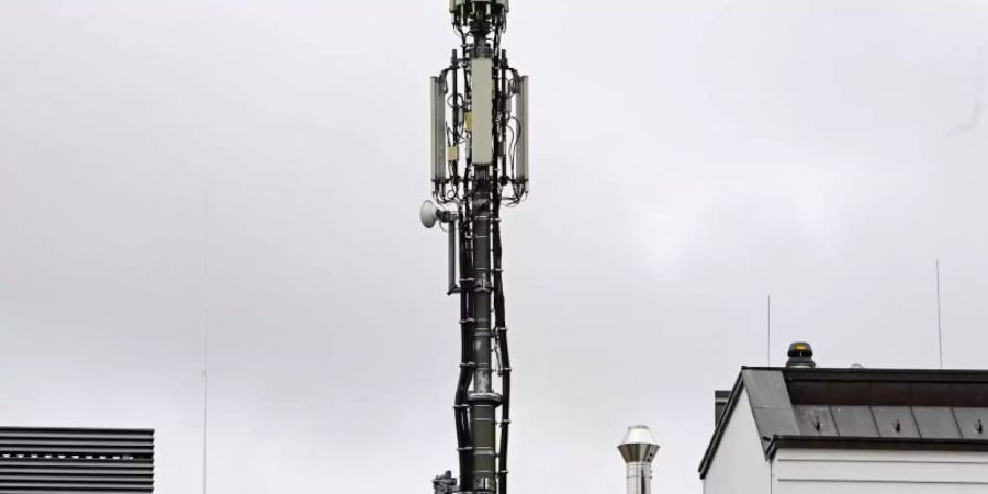 Ein Mobilfunk-Sendemast auf dem Dach der Hauptstadtniederlassung der Telekom in Berlin Mitte. Foto: Jens Kalaene/dpa-Zentralbild/ZB