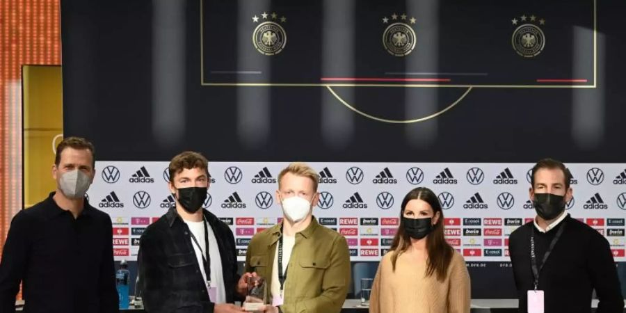 Stiftungsvorsitzende Teresa Enke (2.v.r) überreichte den Robert-Enke-Preis an Mainz 05. Foto: Swen Pförtner/dpa