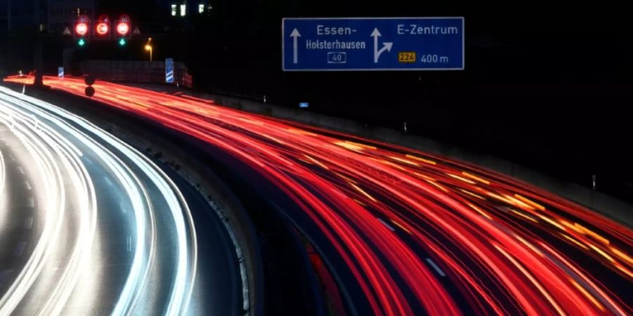 A40 bei Essen in der Nacht